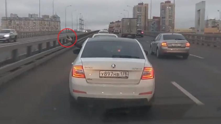 [VIDEO] Conductor arrojó una aparente "granada" para atravesar concurrida autopista en Rusia