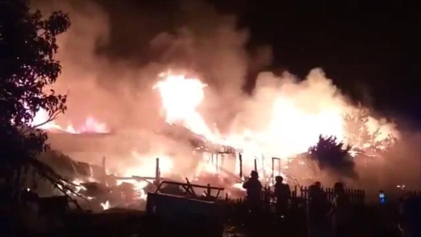 [VIDEO] Doñihue: Incendio destruye casas en medio de celebraciones de año nuevo