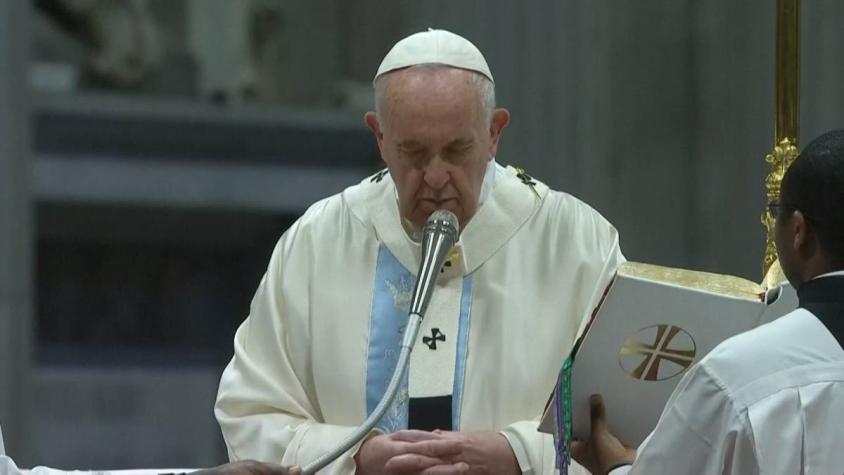 [VIDEO] Papa Francisco se disculpa por haber golpeado la mano de una mujer