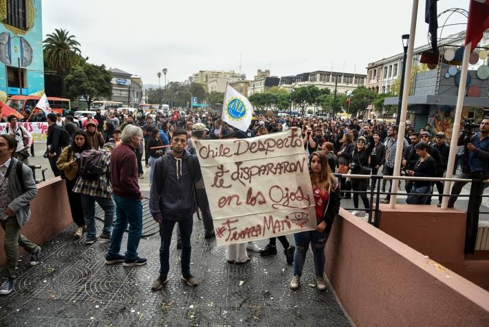 Manifestantes protestaron frente a Intendencia de Valparaíso por joven que perdió un ojo
