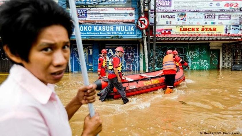 Indonesia: sube a 43 el número de muertos por inundaciones en Yakarta