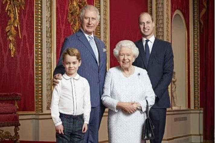 La reina Isabel marca una nueva década con una foto junto a sus tres herederos