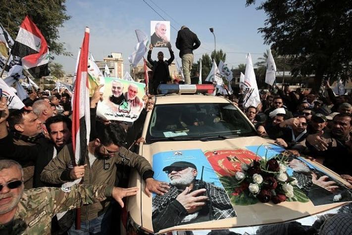 Miles de personas en Irak piden venganza contra Estados Unidos en el funeral de Soleimani