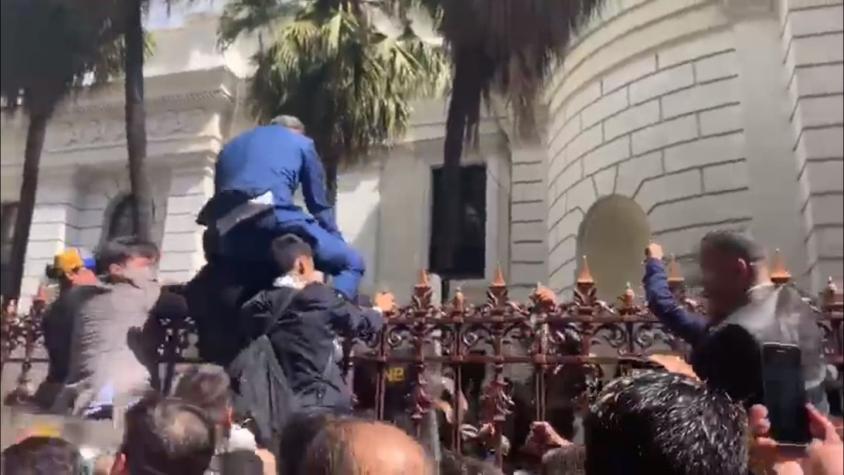 [VIDEO] Juan Guaidó intentó saltar la reja para ingresar a la sede de la Asamblea Nacional