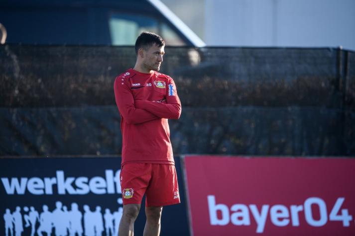Charles Aránguiz abandona intertemporada del Bayer Leverkusen por lesión