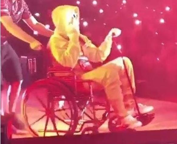 Conocido reguetonero sorprende presentándose en silla de ruedas en concierto tras sufrir accidente
