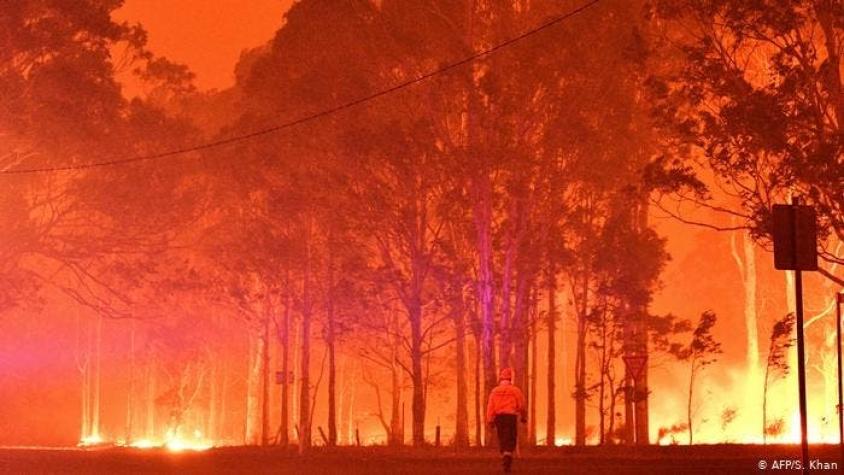 Bomberos de Australia refuerzan defensas para encarar devastadores incendios