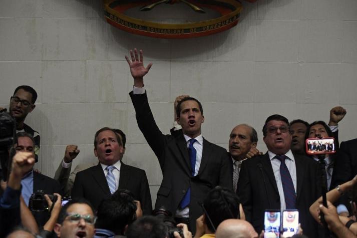 Guaidó se juramenta como presidente del Parlamento venezolano en el Palacio Legislativo
