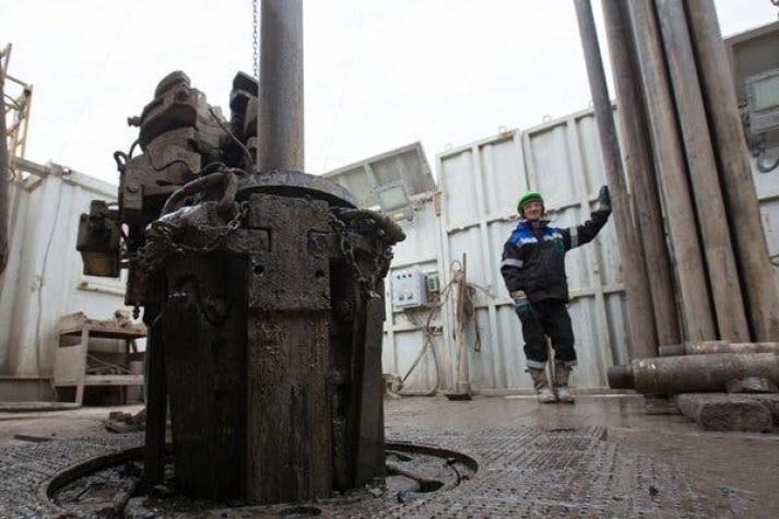 Alza del petróleo baja un cambio tras ataque represalia de Irán a EEUU