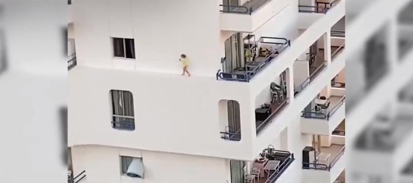 Captan escalofriante momento en el que una niña corre por la cornisa de un cuarto piso en España