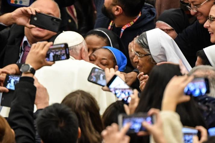 La broma del Papa Francisco con una monja: "Te doy un beso pero tú no me muerdas"