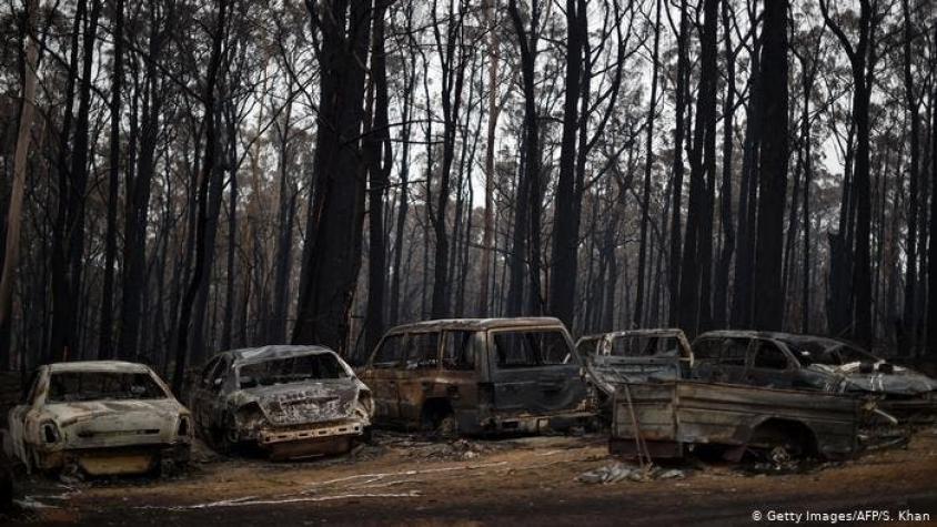 Miles abandonan hogares en Australia ante avivamiento de incendios