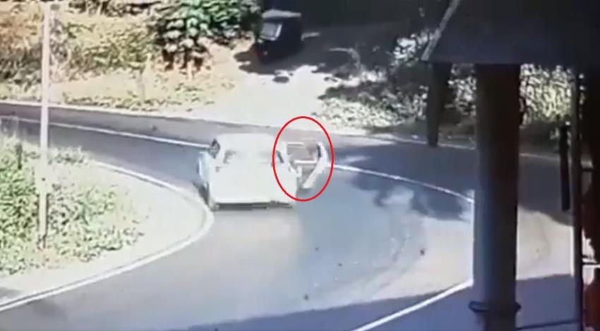 [VIDEO] Niño cae desde auto en movimiento y se salva de ser atropellado en plena carretera de India