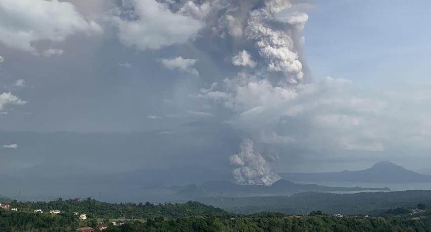 Erupción volcánica obliga a evacuar a miles de personas y a suspender vuelos en Filipinas
