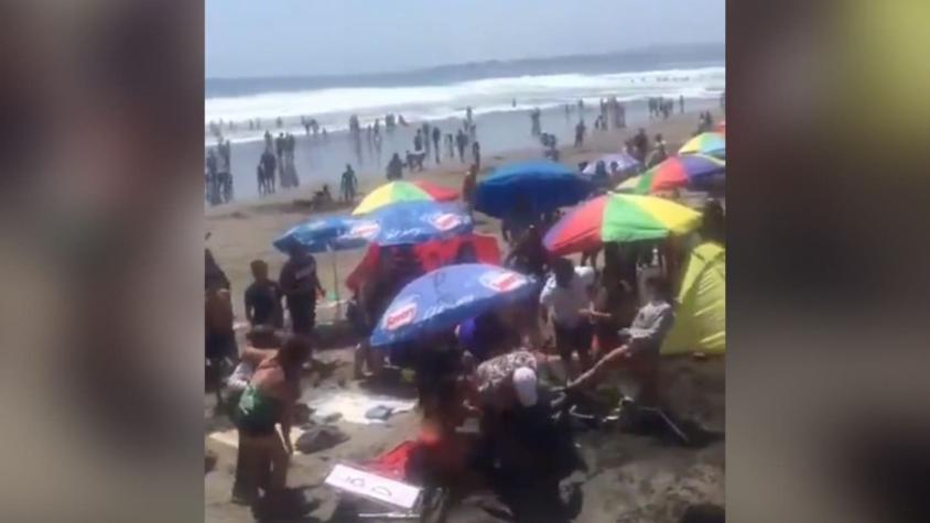 [VIDEO] Con quitasoles y "sillazos": Registran brutal pelea en Playa Grande de Cartagena