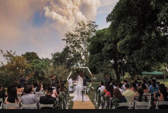 [FOTOS] Pareja se casó mientras volcán en Filipinas hacía erupción
