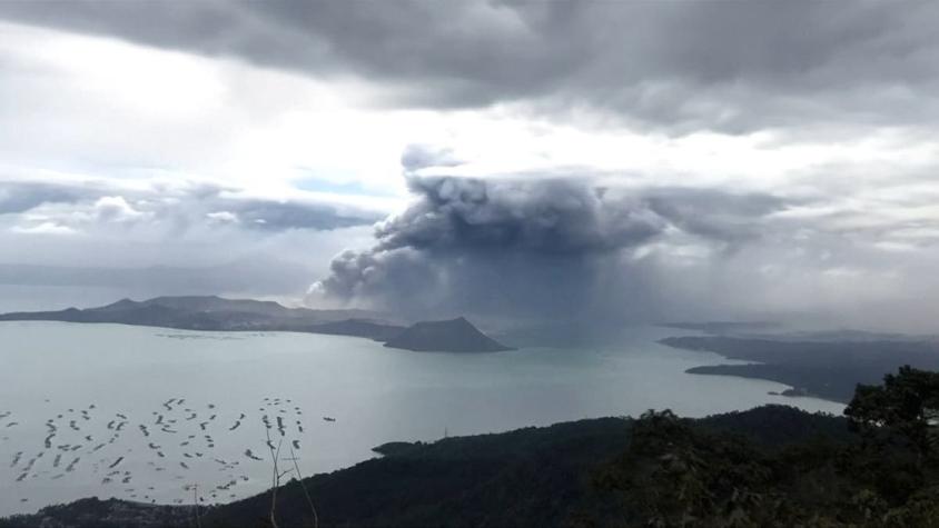 [VIDEO] Miles de evacuados y vuelos cancelados por volcán Taal en Filipinas