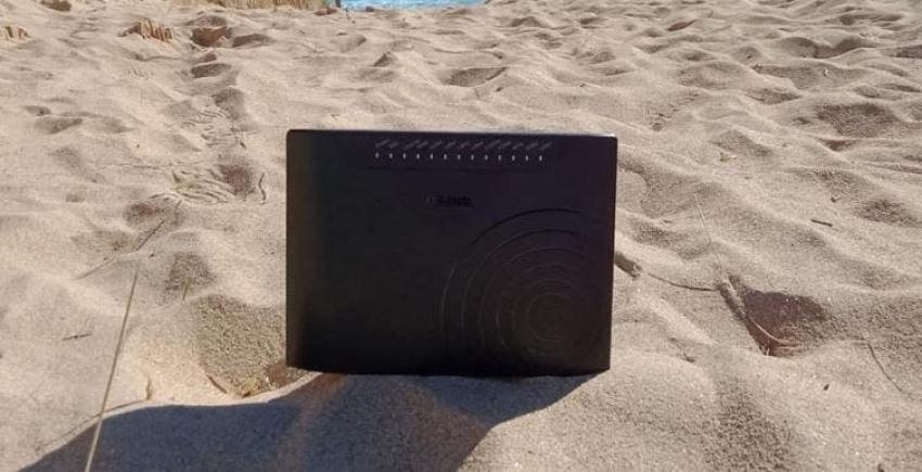 Padres viajan con módem de Internet a la playa luego que sus hijos no quisieran ir