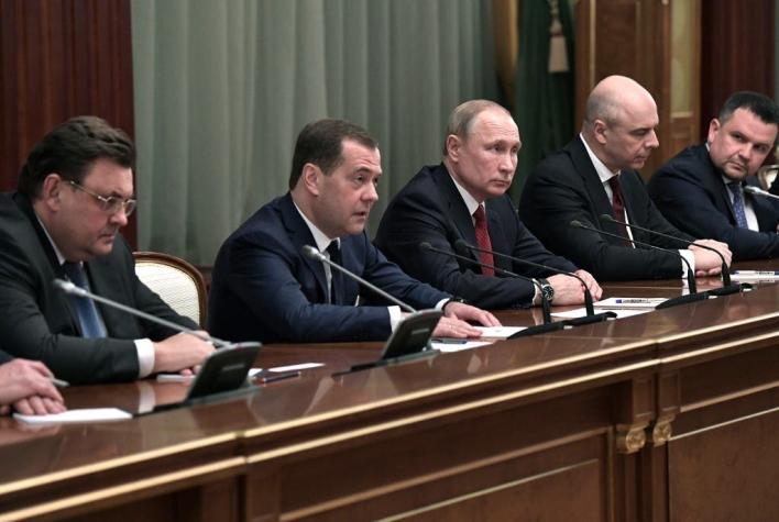 Primer ministro Medvedev presenta su renuncia y la de todo el gobierno de Rusia a Vladimir Putin