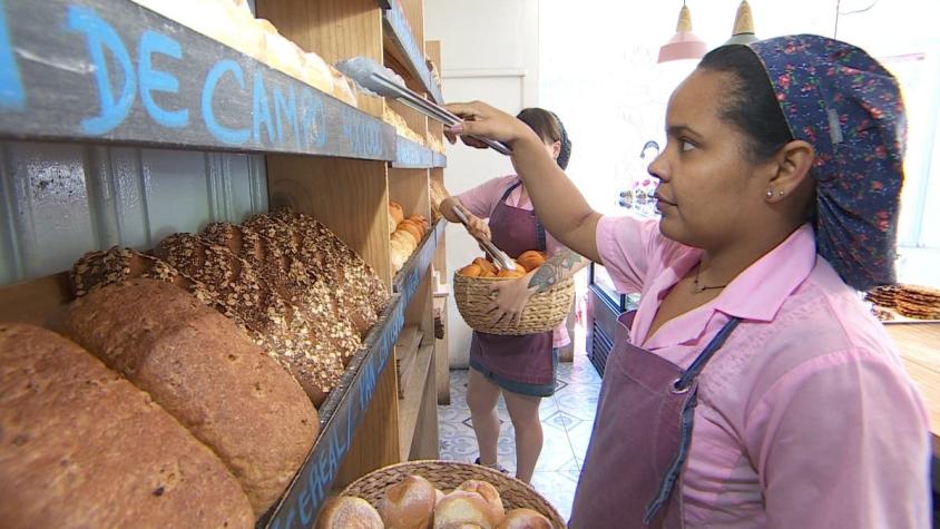 [VIDEO] #CómoLoHizo: La panadera que le puso color al pan