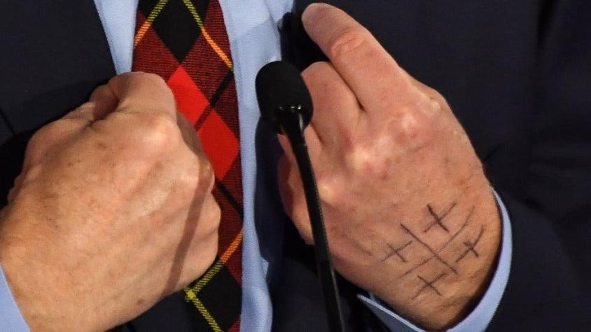 EEUU: ¿qué significa el enigmático símbolo en la mano de uno de los precandidatos demócratas?