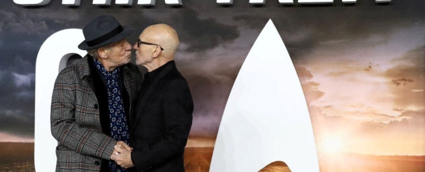 Ian McKellen y Sir Patrick Stewart sorprenden con beso en alfombra roja de "Star Trek: Picard"
