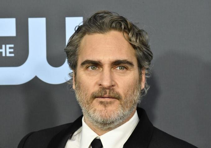 Presentadora de TV se disculpa por "burlas" a Joaquin Phoenix por "labio leporino"