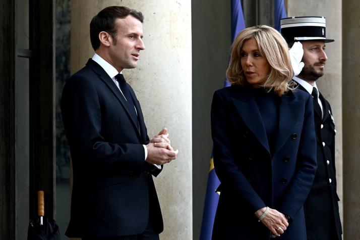 Emmanuel Macron y su esposa fueron evacuados de teatro parisino por intento de funa de manifestantes