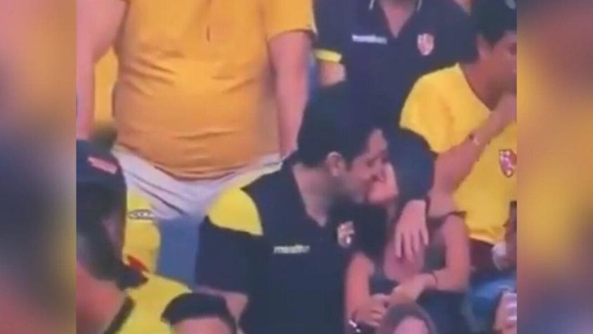 [VIDEO] El bochornoso momento que fue revelado por una "Kiss Cam" en pleno partido de fútbol
