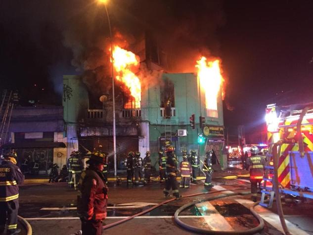 Incendio afecta a locales comerciales en Ñuñoa
