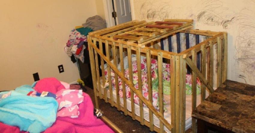 Una mujer quedó detenida por encerrar a sus cuatro hijos en jaulas