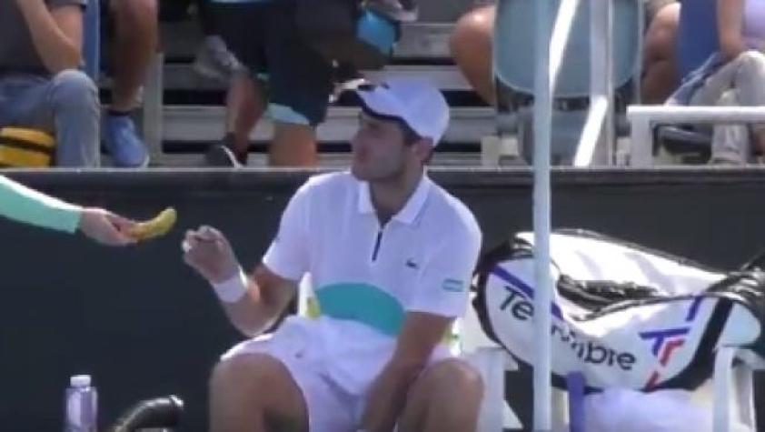[VIDEO] Juez de silla encara a tenista por pedirle a un alcanzapelotas que le pele un plátano