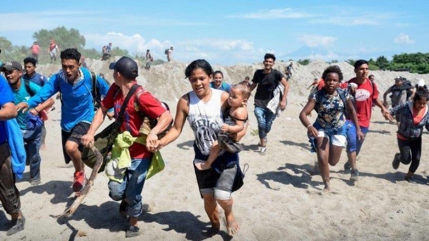 Cientos de centroamericanos cruzan el río Suchiate hacia México en su intento de llegar a EEUU