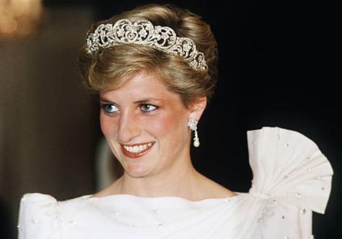 Nuevas imágenes de la serie ''The Crown'' muestran a Emma Corrin como una perfecta Diana de Gales