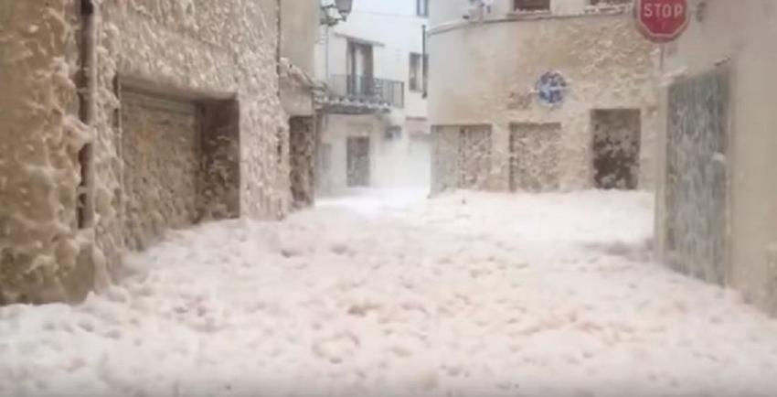 [VIDEO] Extraño suceso: espuma de mar llega hasta las calles de Girona en España