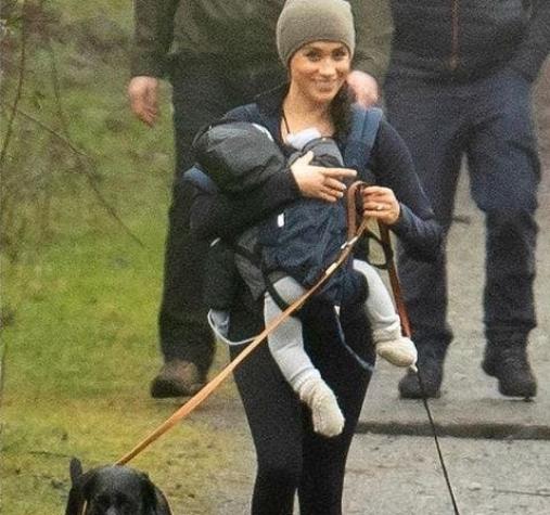 Radiante y feliz: captan a Meghan Markle paseando con Archie y sus perros por un parque de Canadá