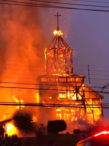 Gobierno se querella por incendio en Iglesia de Ancud y en estaciones de Metro El Sol y Las Parcelas