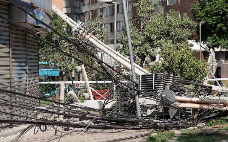 Sector de Ñuñoa continúa sin electricidad luego que camión derribara ocho postes