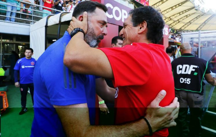 Abrazo y misterioso intercambio de palabras: El saludo entre Caputto y Salas en final de Copa Chile