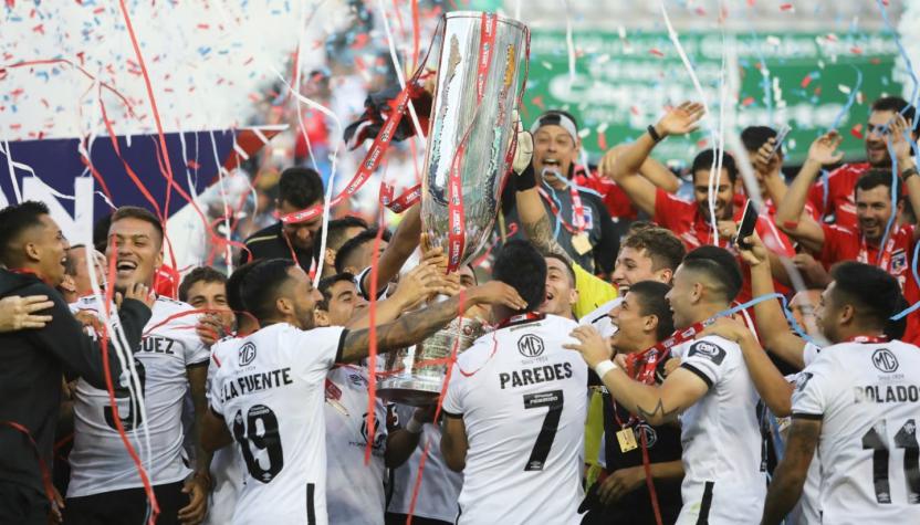 El momento en que Colo Colo recibe el trofeo de la Copa Chile tras coronarse campeón ante la U