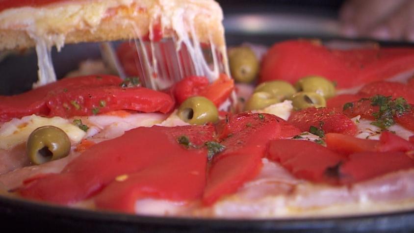 [VIDEO] #CómoLoHizo: El chef que honra su tradición cocinando pizza argentina