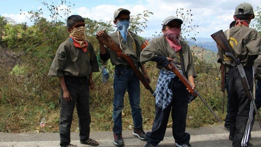Niños armados: la polémica medida de un pueblo indígena en México para defenderse del narco