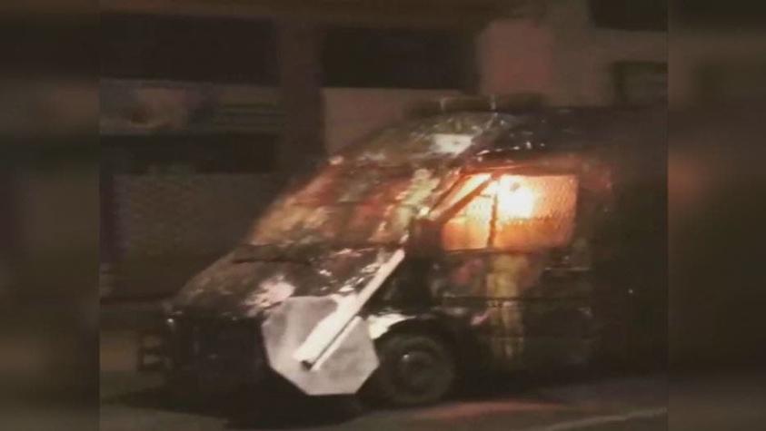 [VIDEO] Antofagasta: Lanzan bomba molotov dentro de carro policial