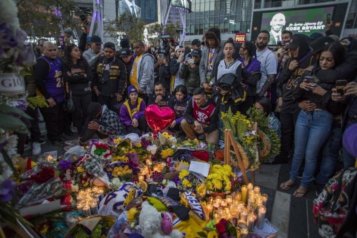 [FOTOS] Miles de fans repletan con flores y velas los memoriales a Kobe Bryant en Los Angeles