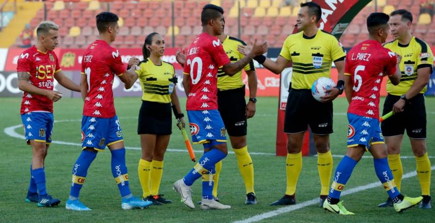 Primera árbitra del fútbol chileno: "Siempre están los gritos machistas como 'anda a lavar la loza'"