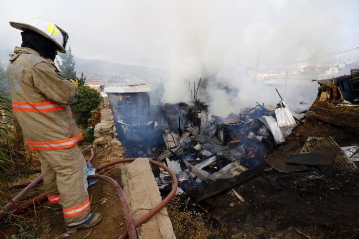 Valparaíso: Cinco viviendas terminan completamente destruidas por incendio en Cerro Larraín