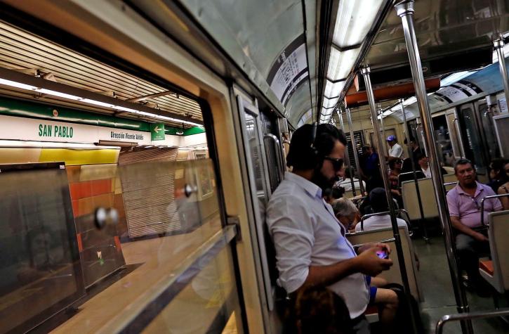 Manifestaciones en el exterior obligan a cerrar varias estaciones de Metro de Santiago