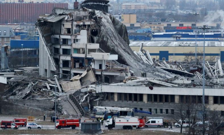 Impresionante derrumbe del techo de un complejo deportivo en San Petersburgo deja una persona muerta