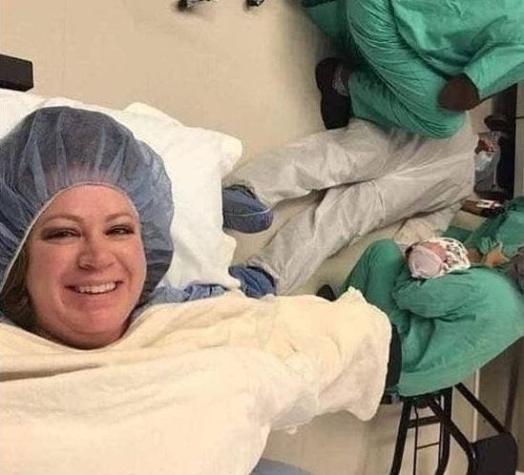 Mujer comparte divertida selfie con su esposo desmayado en la sala de partos