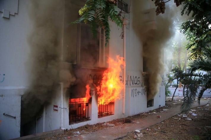 Incendio afecta nuevamente a sede de la U. Pedro de Valdivia en cercanías de Plaza Italia